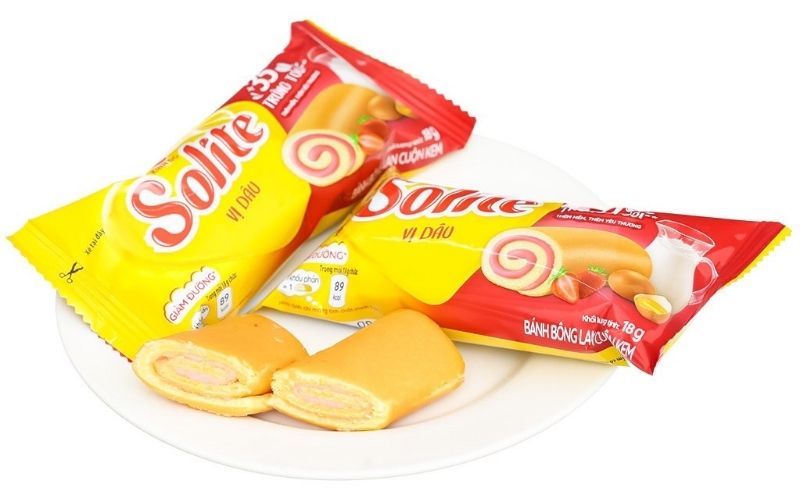 Bánh bông lan Solite cuộn kem dâu mềm xốp, nhân kem thơm dịu